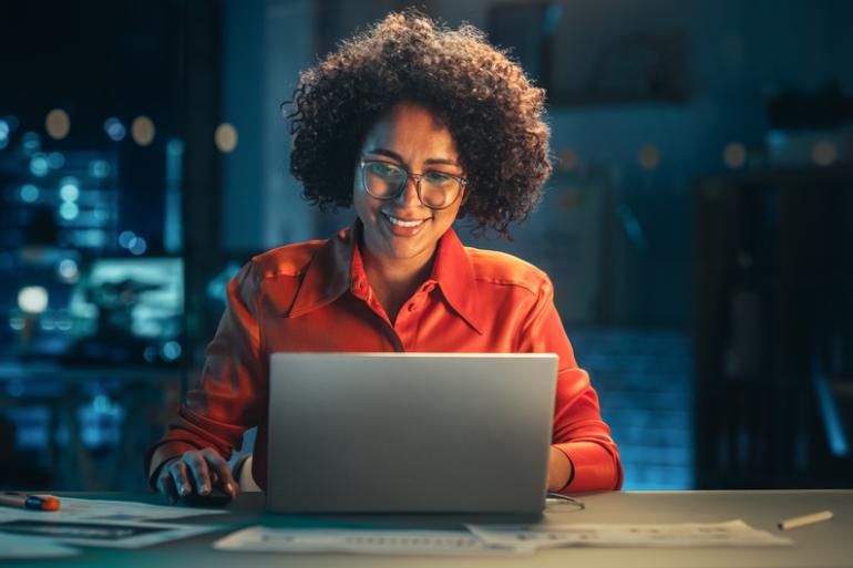 Mujer en un computador